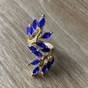 Elegant Vintage Gold Toned Ring with Vibrant Blue Accents